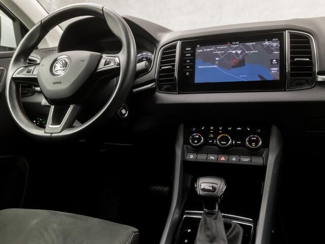 Skoda Karoq 1.0 TSI Sport Deluxe Automaat (APPLE CARPLAY, GROOT NAVI, CAMERA, LEDER/ALCANTARA, STOELVERWARMING, SPORTSTOELEN, ADAPTIVE CRUISE, GETINT GLAS, PARKEERSENSOREN, LED KOPLAMPEN, NIEUWE APK, NIEUWSTAAT)