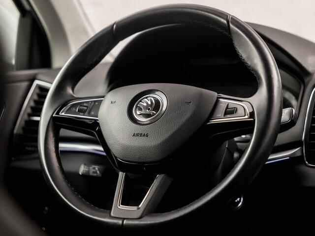 Skoda Karoq 1.0 TSI Sport Deluxe Automaat (APPLE CARPLAY, GROOT NAVI, CAMERA, LEDER/ALCANTARA, STOELVERWARMING, SPORTSTOELEN, ADAPTIVE CRUISE, GETINT GLAS, PARKEERSENSOREN, LED KOPLAMPEN, NIEUWE APK, NIEUWSTAAT)