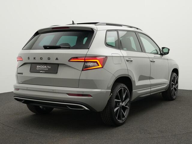 Skoda Karoq Sportline Business 1.5 TSI 150 pk DSG | Panoramadak | Trekhaak | Stoelverwarming | Achteruitrijcamera | Navigatie | Driving Mode Selection | 19 inch