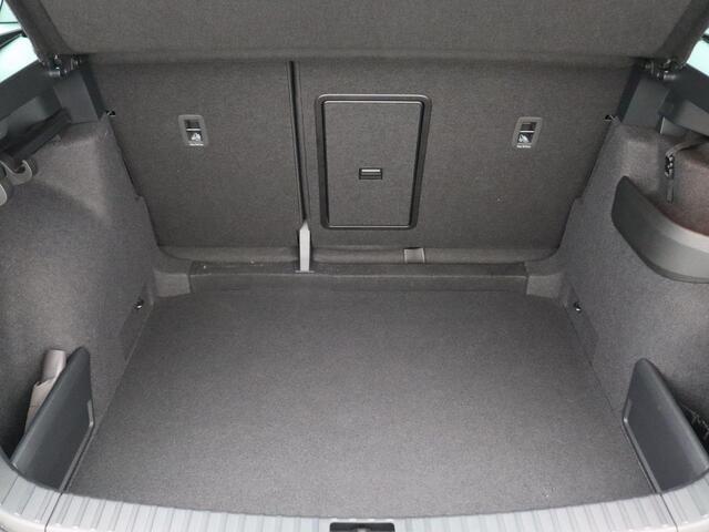 Skoda Karoq 1.5 TSI ACT Business Edition 150PK DSG wegklapbare trekhaak, full led, adaptive cruise, lane assist, elek. bedienbare achterklep, keyless, stuur-stoelverwarming, achteruitrijcamera, 18" lichtmetaal