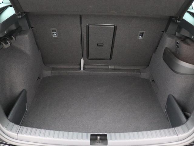Skoda Karoq 1.5 TSI ACT Business Edition 150PK DSG wegklapbare trekhaak, full led, adaptive cruise, lane assist, elek. bedienbare achterklep, keyless, stuur-stoelverwarming, achteruitrijcamera, 18" lichtmetaal
