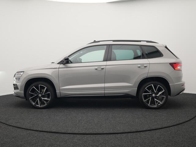 Skoda Karoq 1.5 TSI ACT Sportline 150pk DSG Dealer O.H | Panodak | Trekhaak af Fabriek | Adaptive Cruise | RS Sportstoelen Verwarmd | Camera | 19"L.M | Apple Carplay | Virtual | Keyless |