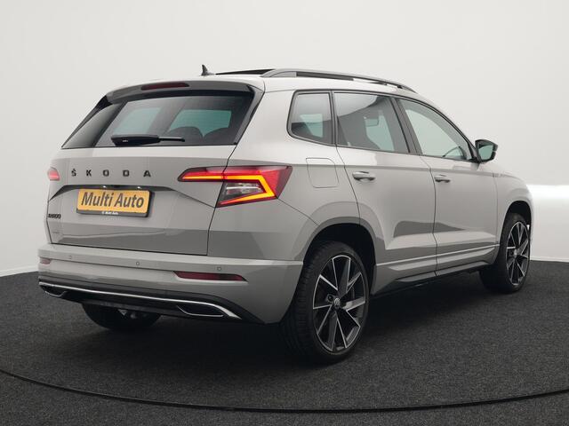 Skoda Karoq 1.5 TSI ACT Sportline 150pk DSG Dealer O.H | Panodak | Trekhaak af Fabriek | Adaptive Cruise | RS Sportstoelen Verwarmd | Camera | 19"L.M | Apple Carplay | Virtual | Keyless |
