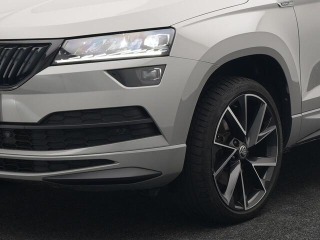 Skoda Karoq 1.5 TSI ACT Sportline 150pk DSG Dealer O.H | Panodak | Trekhaak af Fabriek | Adaptive Cruise | RS Sportstoelen Verwarmd | Camera | 19"L.M | Apple Carplay | Virtual | Keyless |