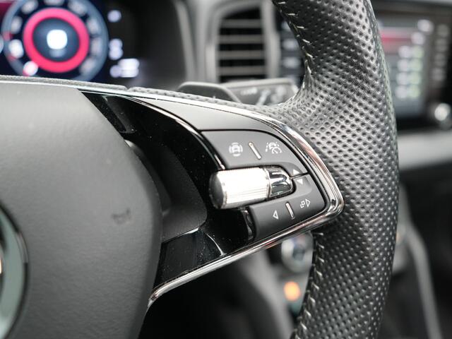 Skoda Karoq 1.5 TSI ACT Sportline 150pk DSG Dealer O.H | Panodak | Trekhaak af Fabriek | Adaptive Cruise | RS Sportstoelen Verwarmd | Camera | 19"L.M | Apple Carplay | Virtual | Keyless |