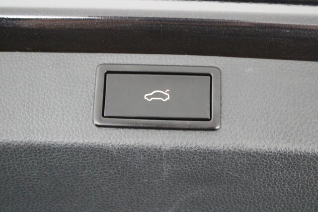 Skoda Karoq 1.5 TSI 150pk DSG ACT Sportline Business Panoramadak Trekhaak Camera Navi Virtual cockpit Clima DCC