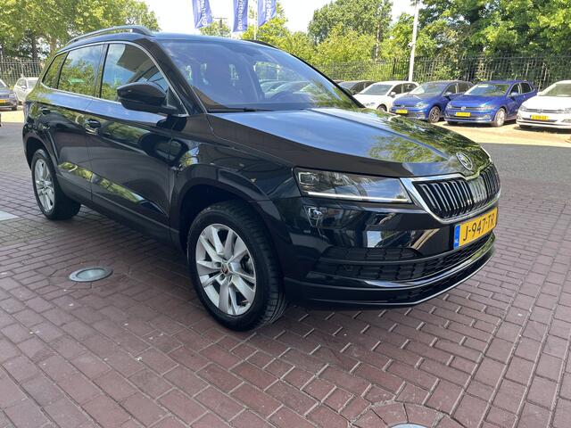 Skoda Karoq 1.5 TSI ACT Business Edition Plus / Metallic/ Led/ Camera/ Panoramadak/ Clima/ Navi/ Parkeerensoren / 17 lmv