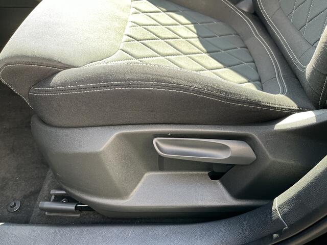 Skoda Karoq 1.5 TSI ACT Sportline Business / AUTOMAAT/ PANO/ STANDKACHEL/ PARK. SENSOREN/ STOELVERWARM./ DODE HOEK/ VIRTUAL COCKPIT/ LED/ KEYLESS/ ADAPT. CRUISE/ APP-CONNECT/ NAVI/ CLIMA/ DAB/ 19" LMV
