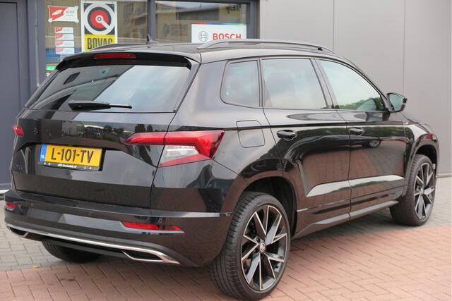 Skoda Karoq 1.5 TSI ACT 150pk Sportline Business Stoelverwarming , Led verlichting , DAB+ radio , Carplay ,Canton sound systeem, Achteruitrijcamera , Parkeersensoren ,Electr. achterklep ,etc.