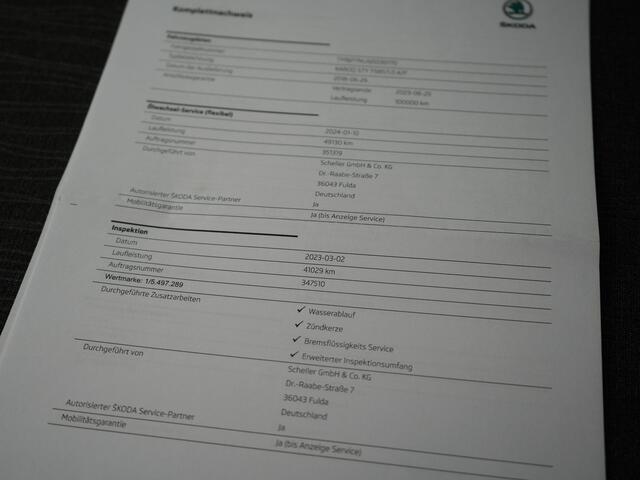 Skoda Karoq 1.0 TSI Style DSG116pk Dealer O.H. | Trekhaak Af Fabriek | Panodak | Camera | Apple Carplay | Sportstoelen Verwarmd | Navigatie | Keyless | Cruise Control | DAB |