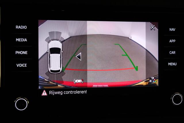 Skoda Karoq 1.5 TSI ACT Sportline Business | DAB | STOELVERWARMING | CAMERA | 19"