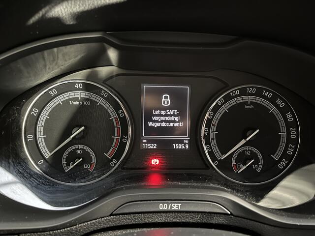 Skoda Karoq 1.0 TSI Ambition / CRUISE/ SMARTLINK/ PARK. SENSOREN + CAMERA/ CLIMA/ STOEL VERWARM./ BLUETOOTH/ LED/ DAB