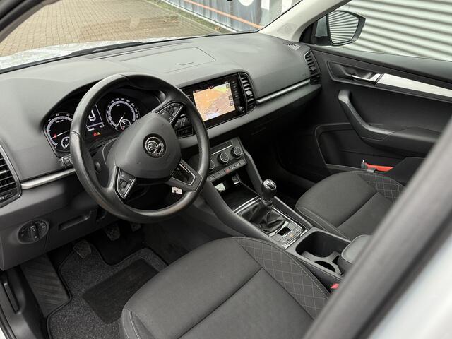 Skoda Karoq 1.0 TSI Ambition | Airco | Cruise control | Navigatie | Trekhaak | LM Velgen | PDC achter | Als Nieuw! | RIJKLAARPRIJS INCL 12 MAANDEN GARANTIE EN BEURT