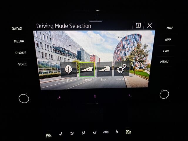 Skoda Karoq 1.5 TSI 150 Pk ACT Sportline Business Pano Leder Dsg-7