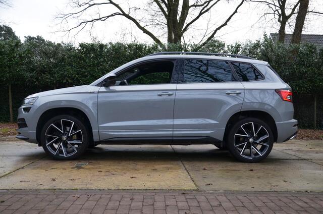 Skoda Karoq 1.5 TSI ACT Sportline Business Automaat/Navi/Audio installatie premium/Led/Pdc/Ecc/Stuur&Stoelverwarming/Virtual Cockpit/Achteruitrijcamera/Cr-Control adaptief/Canton/Privacy-Glass/19-Inch Lmv/Trekhaak wegklapbaar