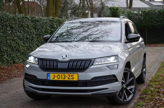 Skoda Karoq 1.5 TSI ACT Sportline Business Automaat/Navi/Audio installatie premium/Led/Pdc/Ecc/Stuur&Stoelverwarming/Virtual Cockpit/Achteruitrijcamera/Cr-Control adaptief/Canton/Privacy-Glass/19-Inch Lmv/Trekhaak wegklapbaar
