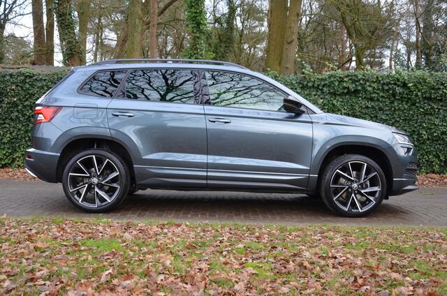 Skoda Karoq 1.5 TSI ACT Sportline Business Automaat/Navi/Led/Pdc/Ecc/Stoel & stuurverwarming/Virtual Cockpit/Achteruitrijcamera/Cr-Control adaptief/Privacy-Glass/wegklapbare Trekhaak