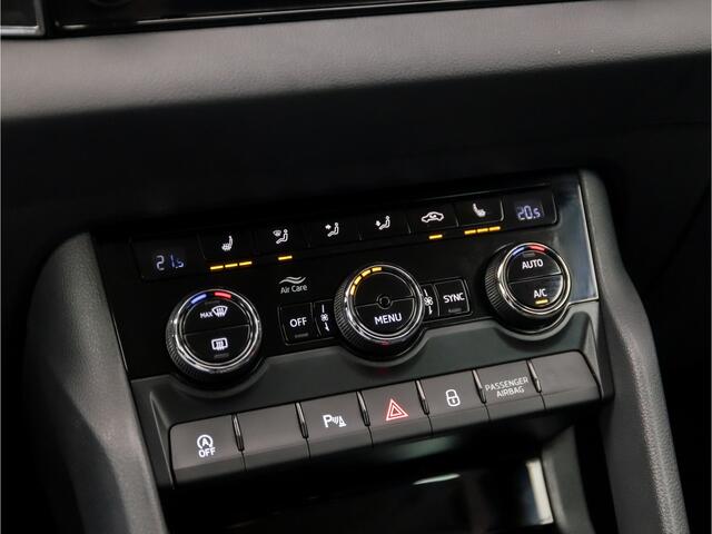 Skoda Karoq 1.5 TSI ACT Sportline Automaat (APPLE CARPLAY, KEYLESS ENTRY, STOELVERWARMING, SPORTSTOELEN, GETINT GLAS, WITTE STIKSELS, CLIMATE CONTROL, BLUETOOTH, NIEUWSTAAT)