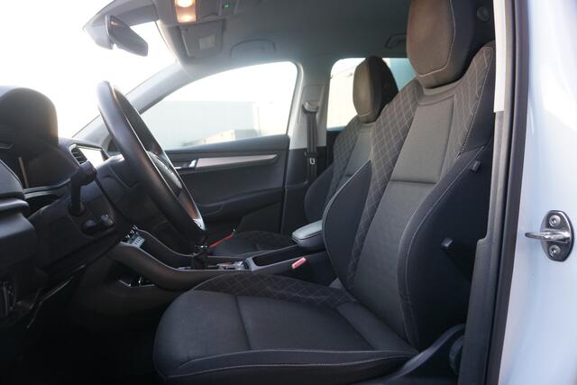 Skoda Karoq 1.0 TSI Business | TREKHAAK | STOELVERWARMING | METALLIC WIT | ACC | VIRTUAL COCKPIT |