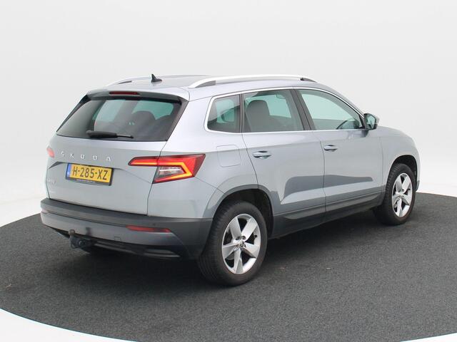 Skoda Karoq 1.5 TSi ACT Ambition 150 Pk | Wegklapbare Trekhaak | Camera | Navigatie | CarPlay | Stoelverwarming | 17 Inch