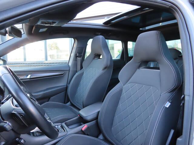 Skoda Karoq 1.5 TSI ACT Sportline Business DSG | pano dak | wegklapbare trekhaak | groot navi | voorstoelen + achterbank verwarmd | voorrruitverwarming