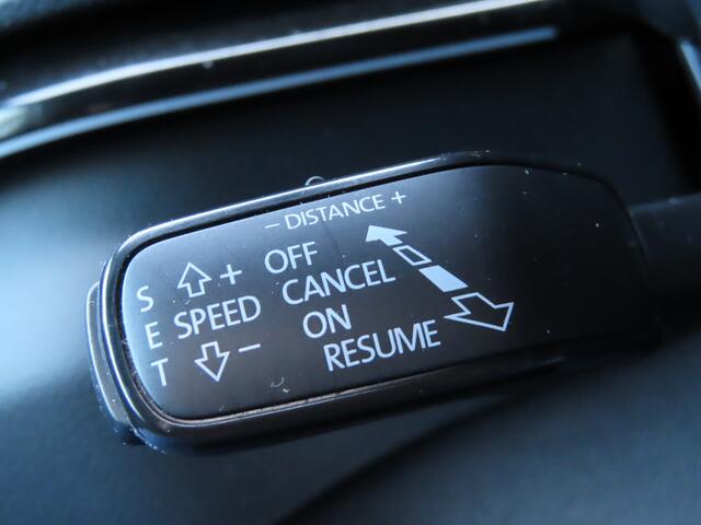 Skoda Karoq 1.5 TSI ACT Sportline Business DSG | pano dak | wegklapbare trekhaak | groot navi | voorstoelen + achterbank verwarmd | voorrruitverwarming