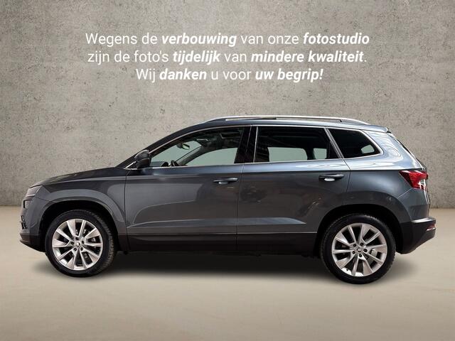 Skoda Karoq 1.0 TSI Sport Automaat (PANORAMADAK, APPLE CARPLAY, GROOT NAVI, CLIMATE, CAMERA, STOELVERWARMING, SPORTSTOELEN, GETINT GLAS, ADAPTIVE CRUISE, NIEUWE APK, NIEUWSTAAT)