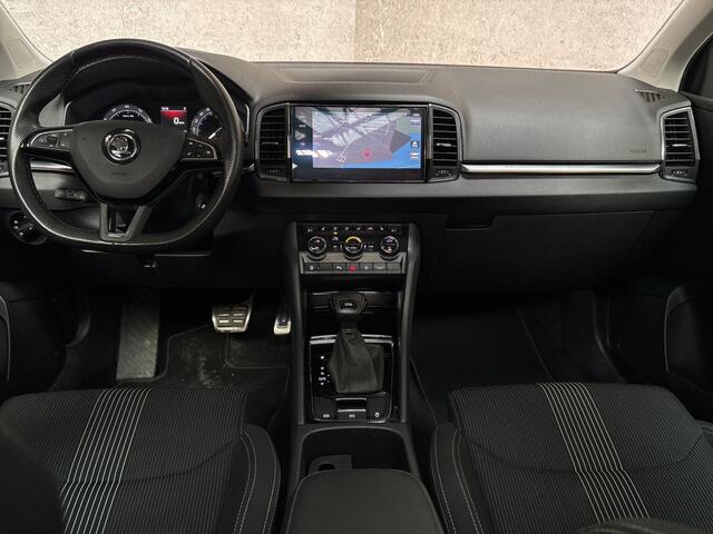 Skoda Karoq 1.0 TSI Sport Automaat (PANORAMADAK, APPLE CARPLAY, GROOT NAVI, CLIMATE, CAMERA, STOELVERWARMING, SPORTSTOELEN, GETINT GLAS, ADAPTIVE CRUISE, NIEUWE APK, NIEUWSTAAT)