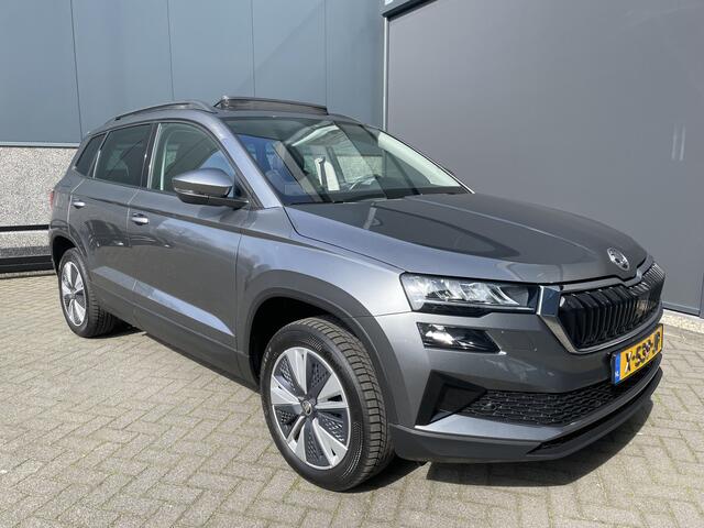 Skoda Karoq 1.5 TSI ACT Business Edition Plus Schuif/kanteldak - Achteruitrijcamera - Elektrische trekhaak - Stoelverwarming - Parkeersensoren - Airco - Apple carplay - Navigatiesysteem - Achterspoiler - Stuur multifunctioneel - Licht metalen velgen 17 inch - Bluetoo
