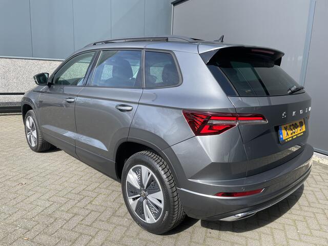 Skoda Karoq 1.5 TSI ACT Business Edition Plus Schuif/kanteldak - Achteruitrijcamera - Elektrische trekhaak - Stoelverwarming - Parkeersensoren - Airco - Apple carplay - Navigatiesysteem - Achterspoiler - Stuur multifunctioneel - Licht metalen velgen 17 inch - Bluetoo
