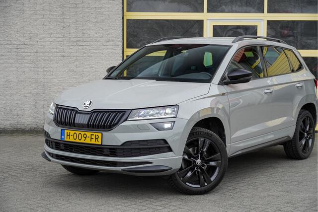 Skoda Karoq 1.5 TSI ACT 150PK! Automaat Sportline Business BJ2020 Lmv 18" | Led V+A | Pdc | Keyless entry | Verwarmde voorruit | Achteruitrijcamera | App-Connect | Navi | Virtual cockpit | Dashboard verlichting | Verwarmde voorstoelen | Zwarte hemel