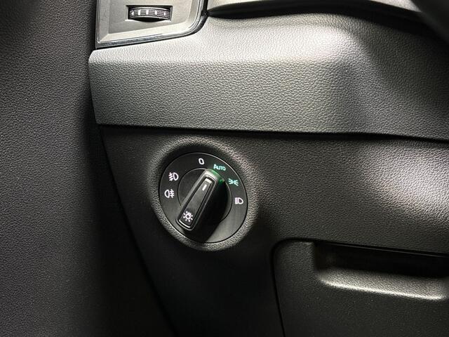 Skoda Karoq 1.5 TSI ACT Sport 150Pk Automaat (APPLE CARPLAY, GROOT NAVI, CLIMATE, KEYLESS, SPORTSTOELEN, CRUISE, PARKEERSENSOREN, NIEUWE APK, NIEUWSTAAT)