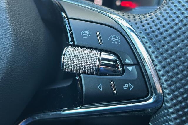 Skoda Karoq 1.5 TSI 150pk DSG Sportline Business 34716KM! PANO TREKHAAK