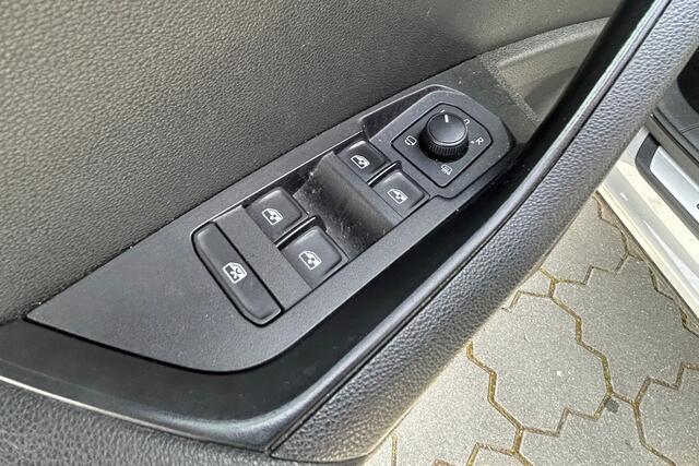 Skoda Karoq 1.5 TSI ACT 150pk DSG Sportline STOELVERWARMING LED AUTOMAAT 19" LICHTMETAAL