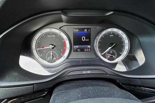 Skoda Karoq 1.5 TSI ACT 150pk DSG Sportline STOELVERWARMING LED AUTOMAAT 19" LICHTMETAAL