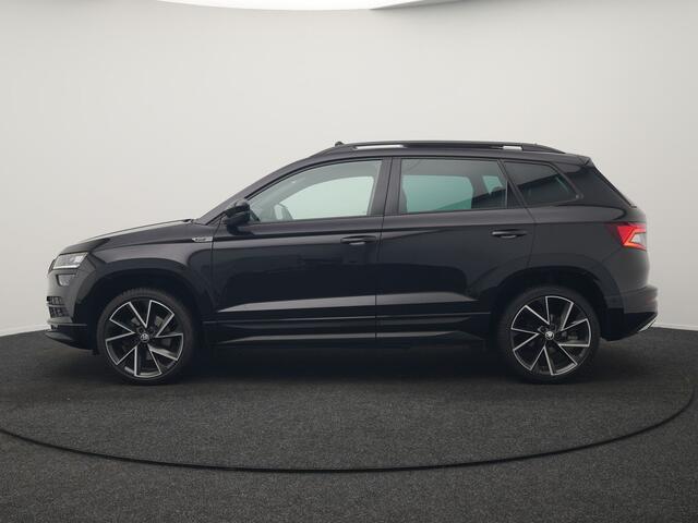 Skoda Karoq 1.5 TSI ACT Sportline 150pk DSG Dealer O.H | Trekhaak Afn. | Panodak | RS Sportstoelen Verwarmd | Adaptive Cruise | Sfeerverlichting | Camera | Apple Carplay | Keyless | Navigatie | DAB | 19" L.M |