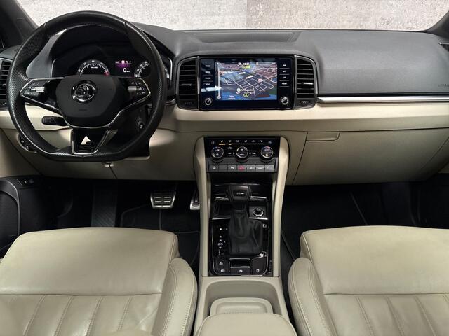 Skoda Karoq 1.5 TSI ACT Deluxe 150Pk Automaat (PANORAMADAK, APPLE CARPLAY, LEDER, ZWART HEMEL, CANTON AUDIO, STOELVERWARMING, ADAPTIVE CRUISE, KEYLESS, GETINT GLAS, CAMERA, NIEUWSTAAT)