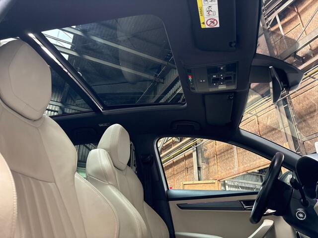 Skoda Karoq 1.5 TSI ACT Deluxe 150Pk Automaat (PANORAMADAK, APPLE CARPLAY, LEDER, ZWART HEMEL, CANTON AUDIO, STOELVERWARMING, ADAPTIVE CRUISE, KEYLESS, GETINT GLAS, CAMERA, NIEUWSTAAT)