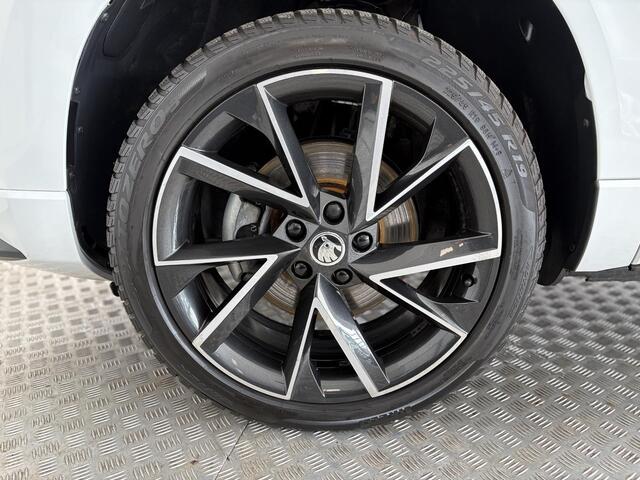 Skoda Karoq 1.5 TSI Sportline Business Carplay / Android