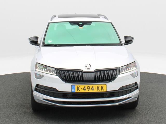 Skoda Karoq 1.5 TSi 150 Pk Automaat Sportline Business | Panorama dak | Stoelverwarming | Trekhaak | Camera | CarPlay | 19 Inch | 79.362 Km !!