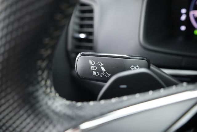 Skoda Karoq 1.5 TSI ACT Sportline Business | Digi. Dashboard | Elek. Trekhaak | Adapt. Cruise | Camera | Keyless | 19'' | Apple CarPlay | Stoel- Stuurverw.