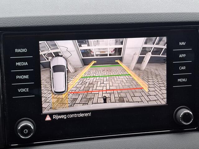 Skoda Karoq 1.5 TSI ACT Sportline Business | Navigatie/Android/Apple Carplay | LM Velgen 18" | Voorstoelen/Achterbank Verwarmd | Elektrisch Glazen Panoramadak | Cruise Control Adaptief | Airco |