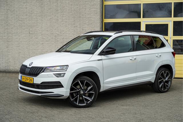 Skoda Karoq 1.5 TSI ACT 150PK! Automaat Sportline Business BJ2020 Lmv 19" | Led V+A | Pdc | Keyless | Panoramadak | Elek. achterklep | Verwarmde voorruit | Achteruitrijcamera | App-Connect | Navi | Virtual cockpit | Dashboard verlichting | Verwarmde voorstoelen