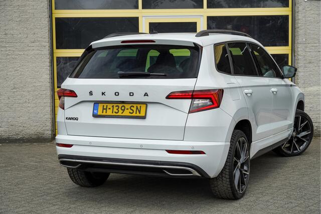 Skoda Karoq 1.5 TSI ACT 150PK! Automaat Sportline Business BJ2020 Lmv 19" | Led V+A | Pdc | Keyless | Panoramadak | Elek. achterklep | Verwarmde voorruit | Achteruitrijcamera | App-Connect | Navi | Virtual cockpit | Dashboard verlichting | Verwarmde voorstoelen