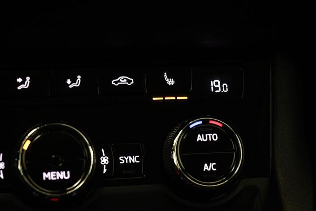 Skoda Karoq 1.5 TSI ACT Style Business | SPORTSTUUR | STOELVERWARMING | DRAADLOZE LADER | DAB | APPLE | CAMERA