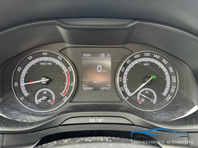 Skoda Karoq 1.0 TSI Ambition AUTOMAAT, elek. a.klep, leer, standkachel, UNIEKE kleur