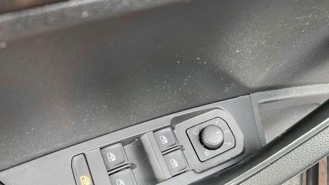 Skoda Karoq 1.5 TSI ACT 150pk DSG Sportline Business Panorama Trekhaak Camera Stoelverwarming Carplay