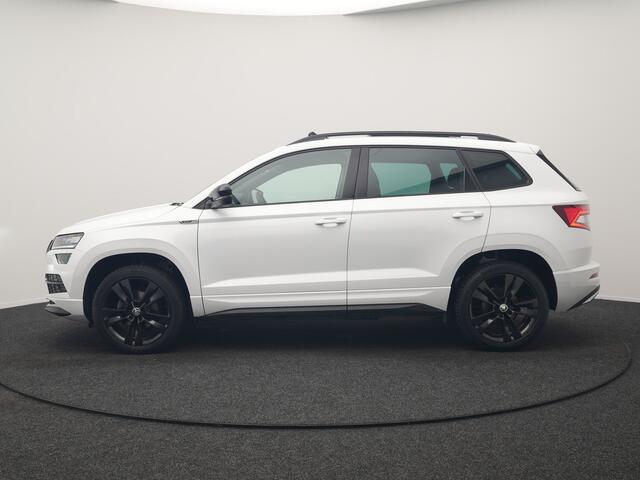 Skoda Karoq 1.5 TSI ACT Sportline DSG 150pk Dealer O.H | Panodak | Adaptive Cruise | Camera | RS Sportstoelen Verwarmd | Blis | Keyless | Apple Carplay | Black Optic | Virtual | Navigatie | DAB | 18"L.M |