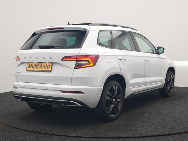 Skoda Karoq 1.5 TSI ACT Sportline DSG 150pk Dealer O.H | Panodak | Adaptive Cruise | Camera | RS Sportstoelen Verwarmd | Blis | Keyless | Apple Carplay | Black Optic | Virtual | Navigatie | DAB | 18"L.M |