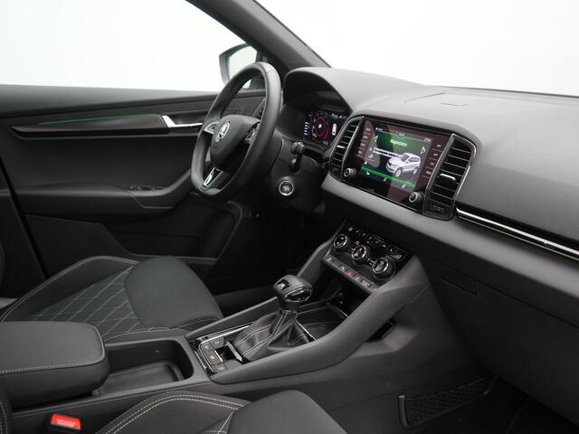 Skoda Karoq 1.5 TSI ACT Sportline DSG 150pk Dealer O.H | Panodak | Adaptive Cruise | Camera | RS Sportstoelen Verwarmd | Blis | Keyless | Apple Carplay | Black Optic | Virtual | Navigatie | DAB | 18"L.M |